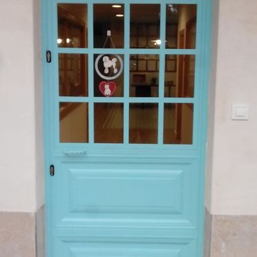 CARPINTERÍA CASTILLO puerta azul